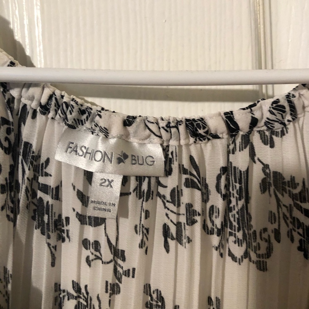 Fashion Bug - Black & White Crinkle Top - Size 2X - Picture 6 of 8